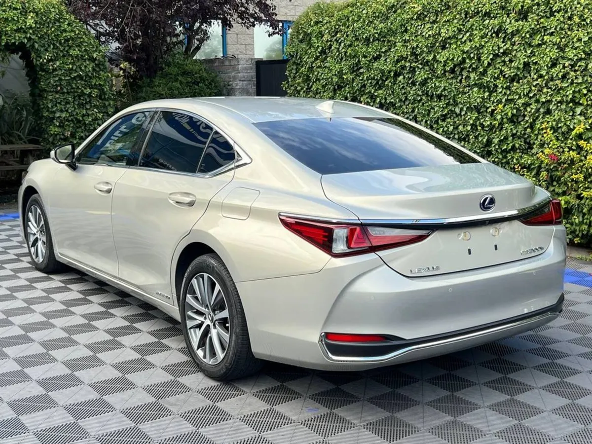 Lexus ES LUXURY 2.5 HYBRID ** HUGE SPEC ** // OPEN - Image 6