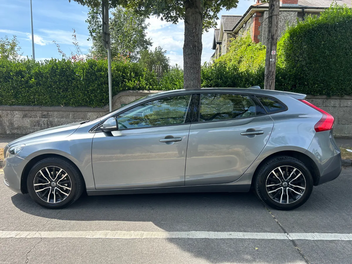 2016 VOLVO V40 DIESEL ROAD TAX MAY 2027 - Image 4