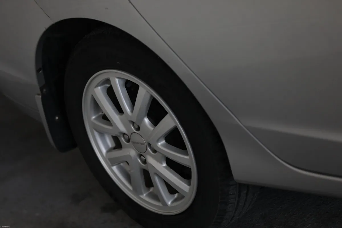 Honda Insight 2009 G package like new - Image 4
