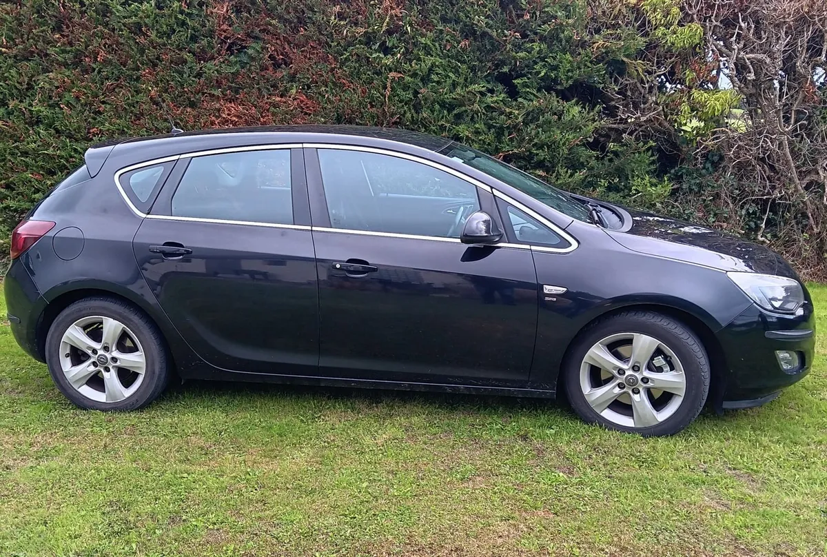 Opel Astra 2011 - Image 2