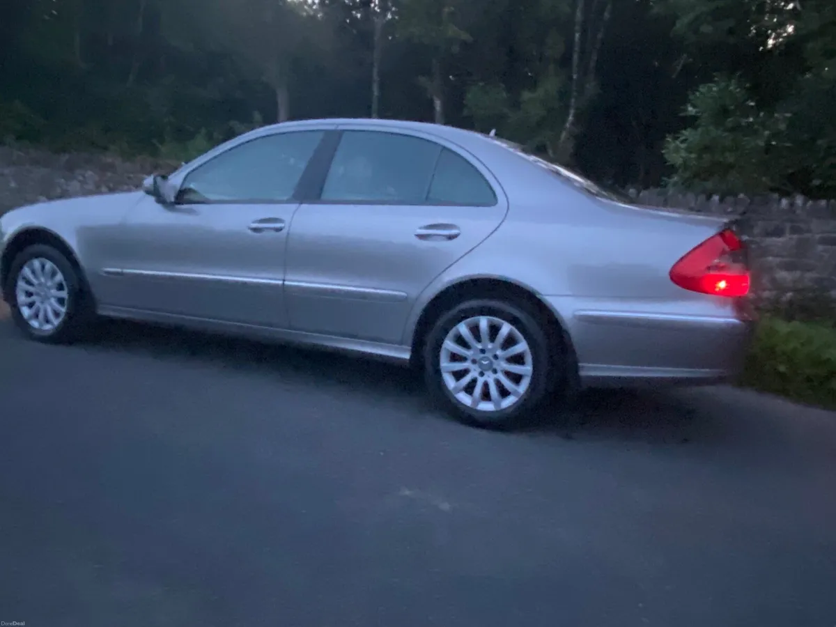 MERCEDES BENZ E200 AUTO AS NEW MINT 🙈 - Image 3