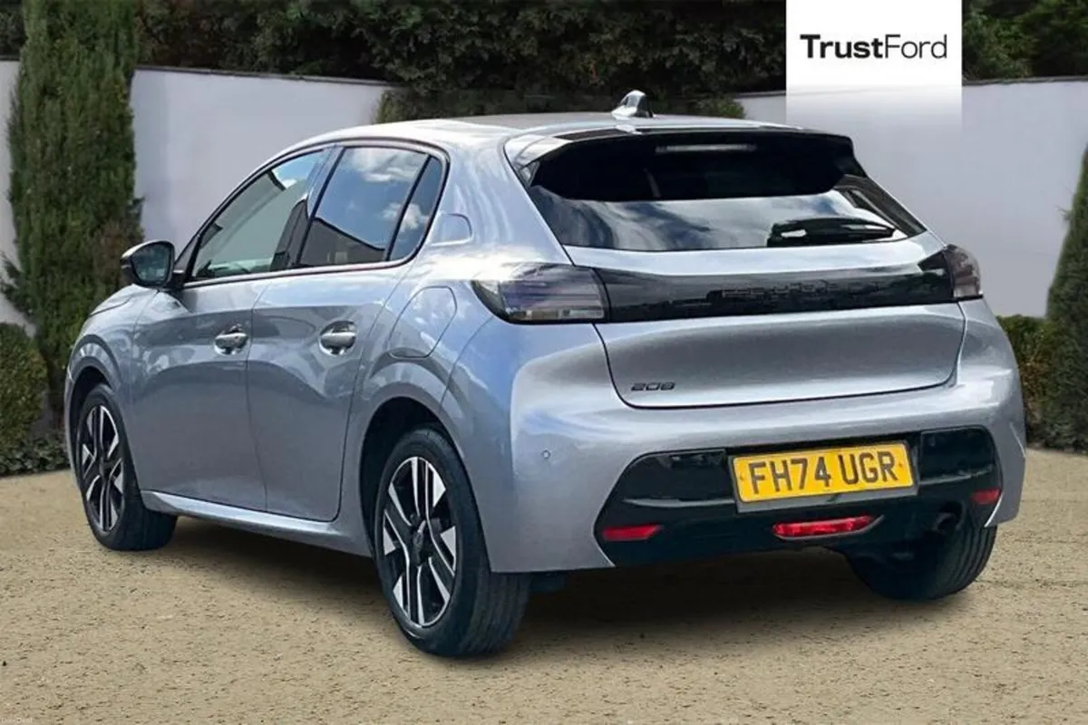 Peugeot 208 1.2 PureTech 100 Allure 5dr - Image 2