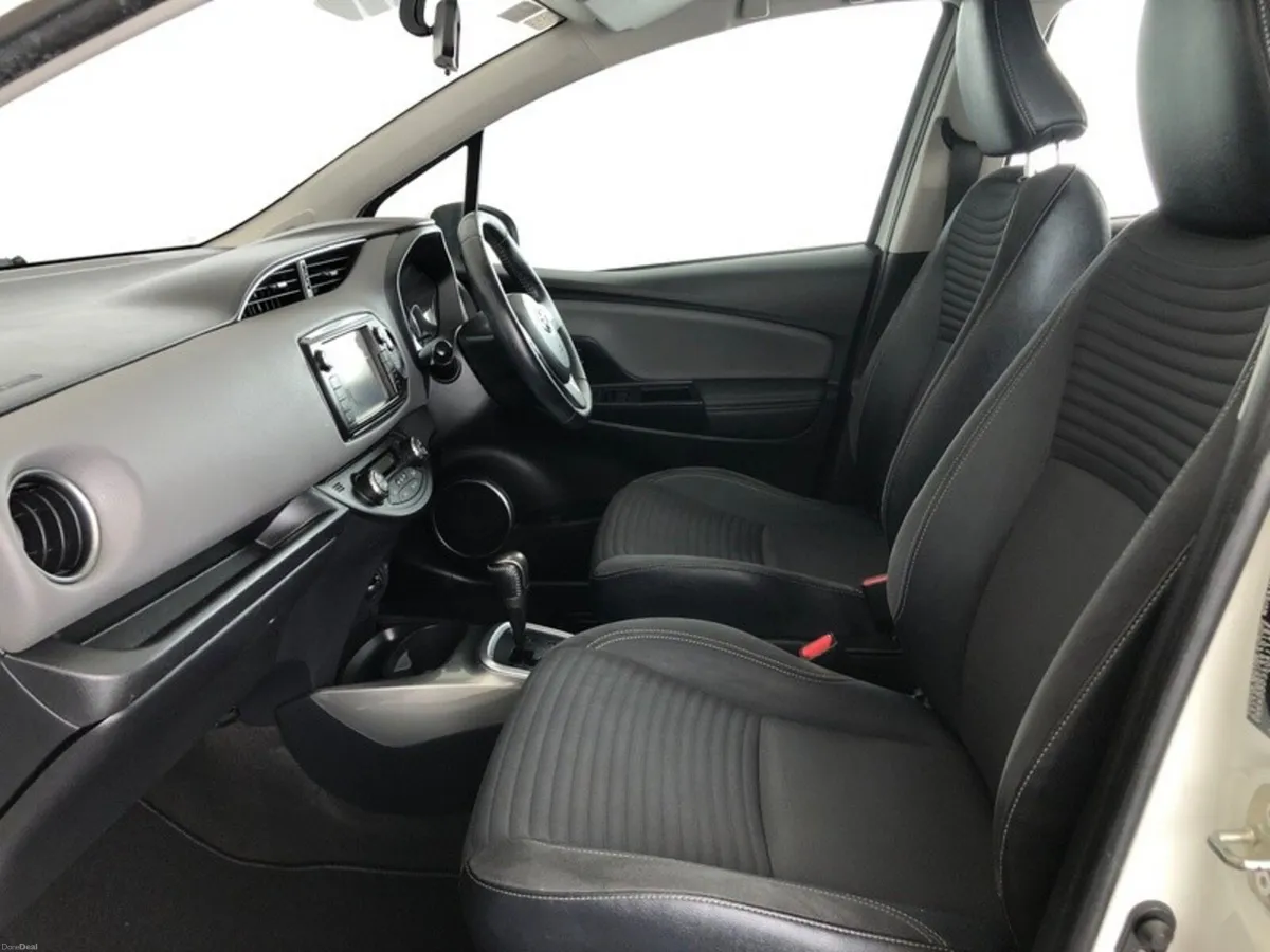 Toyota Yaris YARIS HYBRID LUXURY MC - Image 6