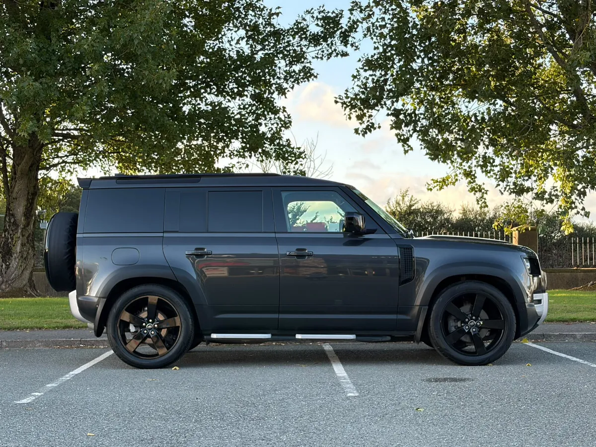 2022 Land Rover Defender 110 D250 SE Com - Image 4