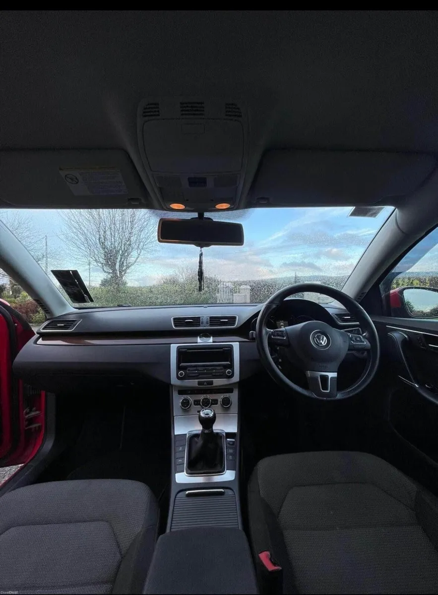 Volkswagen Passat 2012 - Image 2