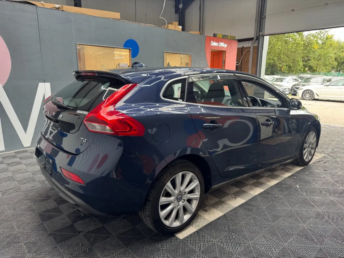 Volvo V40 2015 VOLVO V40 T4 AUTOMATIC 1.6/ AUTOMAT - Image 3