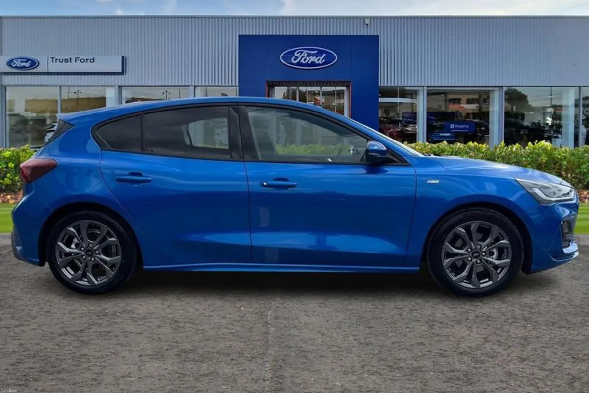 Ford Focus 1.0 EcoBoost Hybrid mHEV ST-Line 5dr ** - Image 3