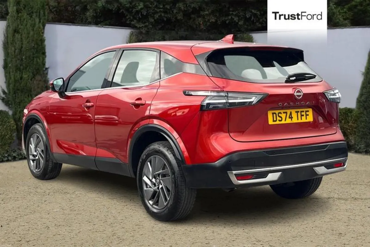Nissan Qashqai 1.3 DiG-T MH 158 Acenta Premium 5dr - Image 2