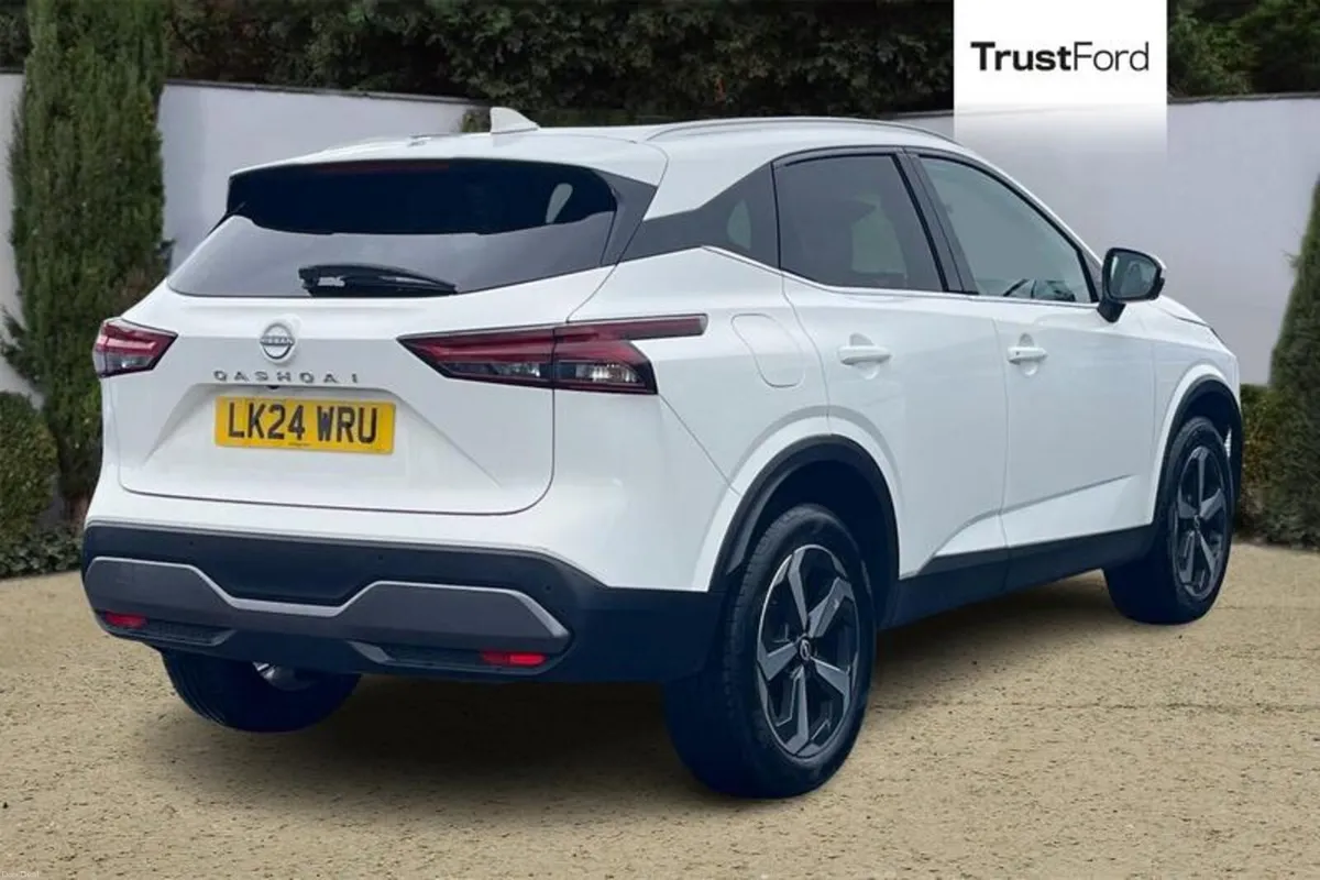Nissan Qashqai 1.3 DiG-T MH N-Connecta [Glass Roof - Image 4