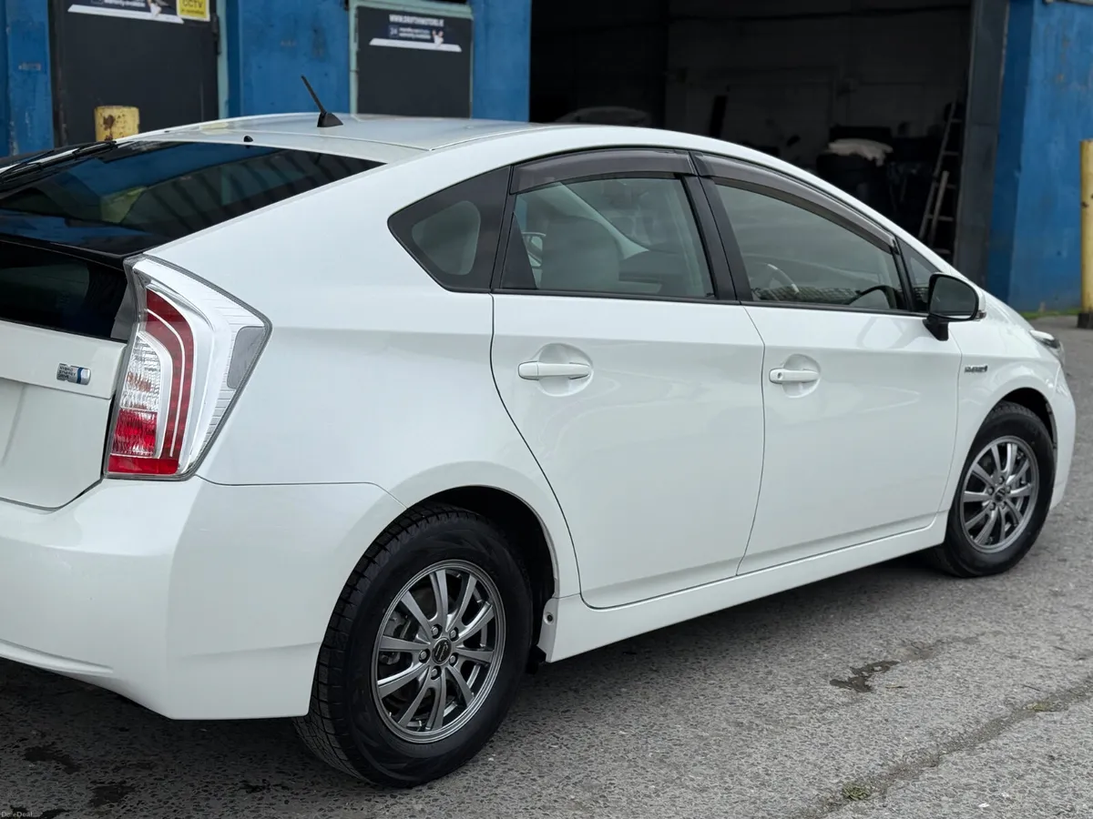 2015 TOYOTA PRIUS HYBRID AUTO/ Apple car play - Image 3