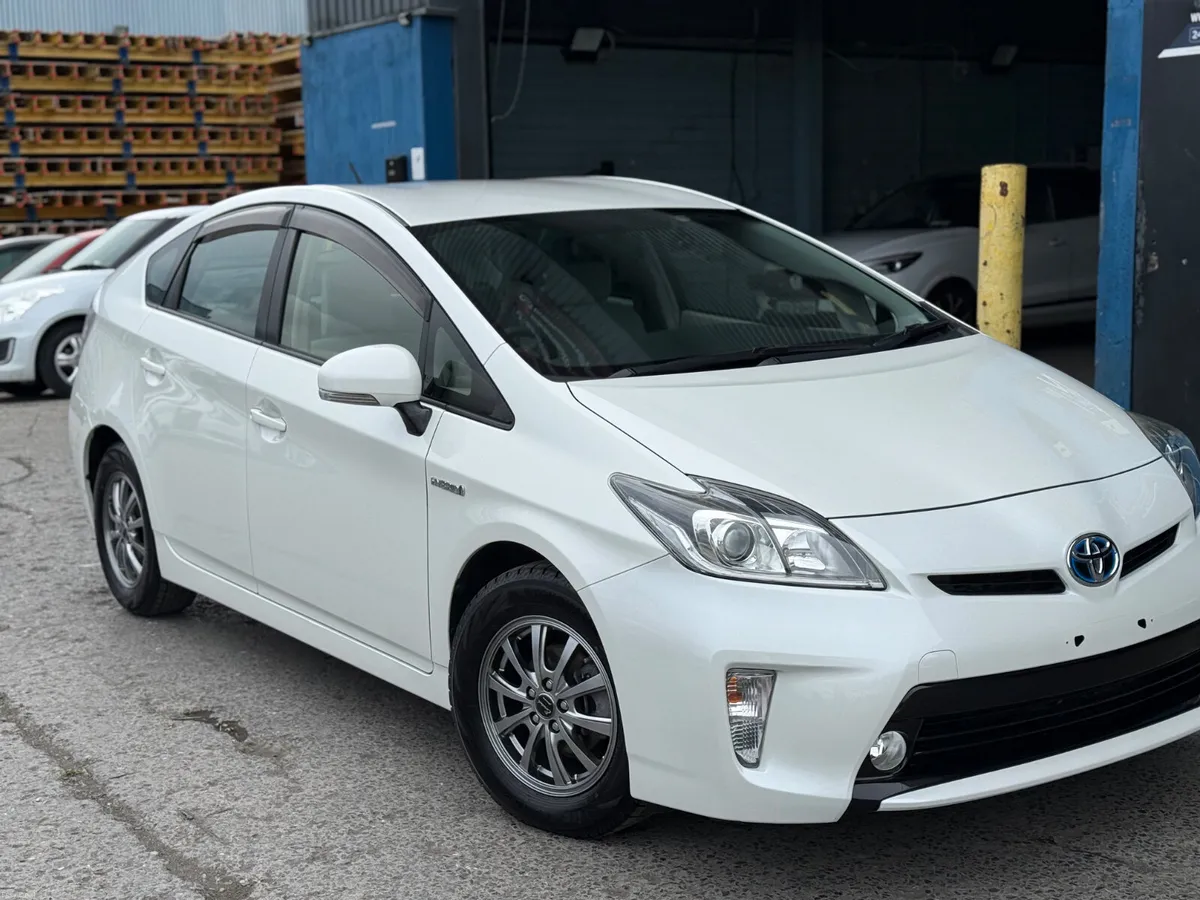 2015 TOYOTA PRIUS HYBRID AUTO/ Apple car play - Image 6