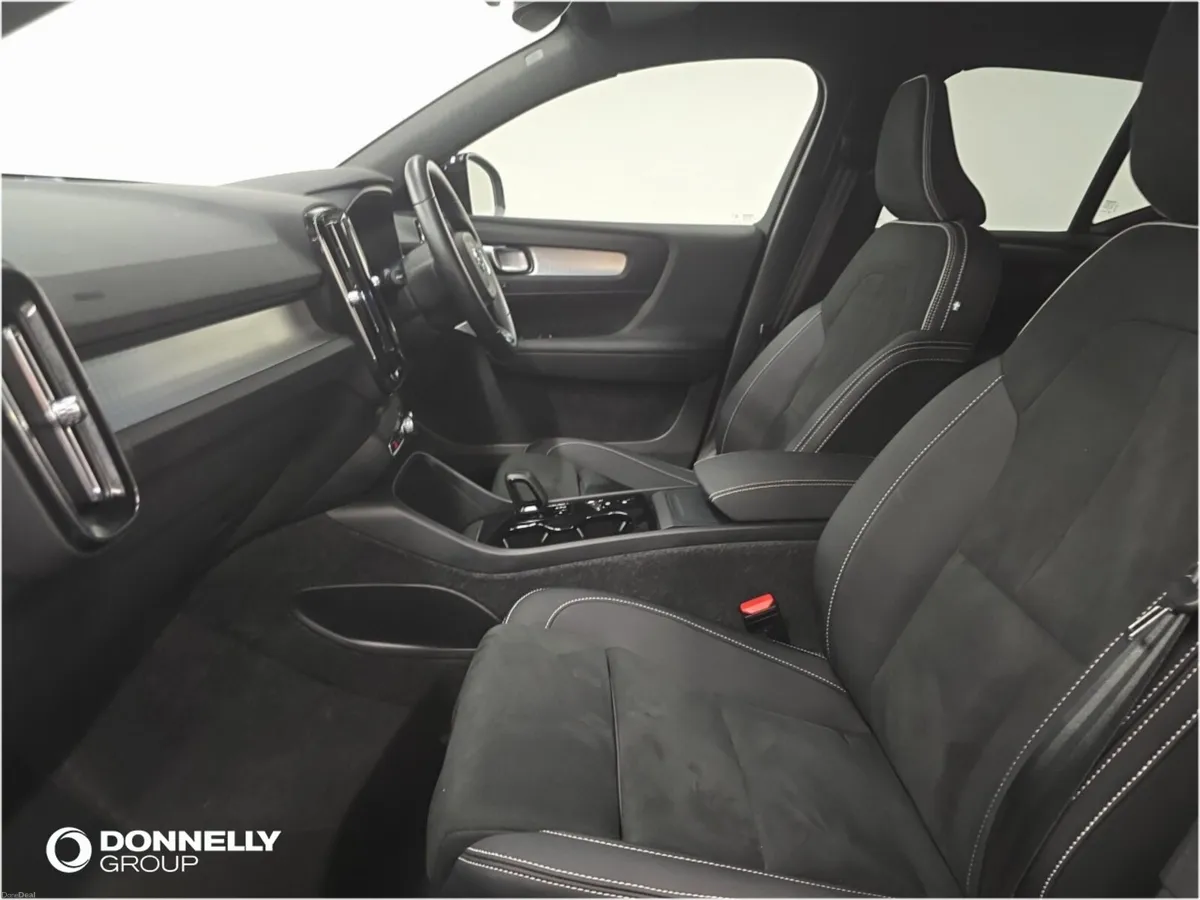 Volvo XC40 Estate Plus Black Edition - Image 4