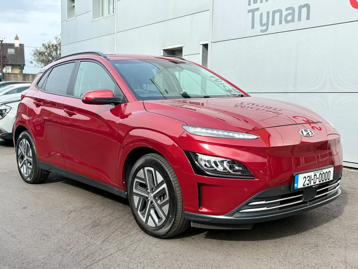 2023 Hyundai Kona Premium 64kwh, CarPlay, Camera - Image 5