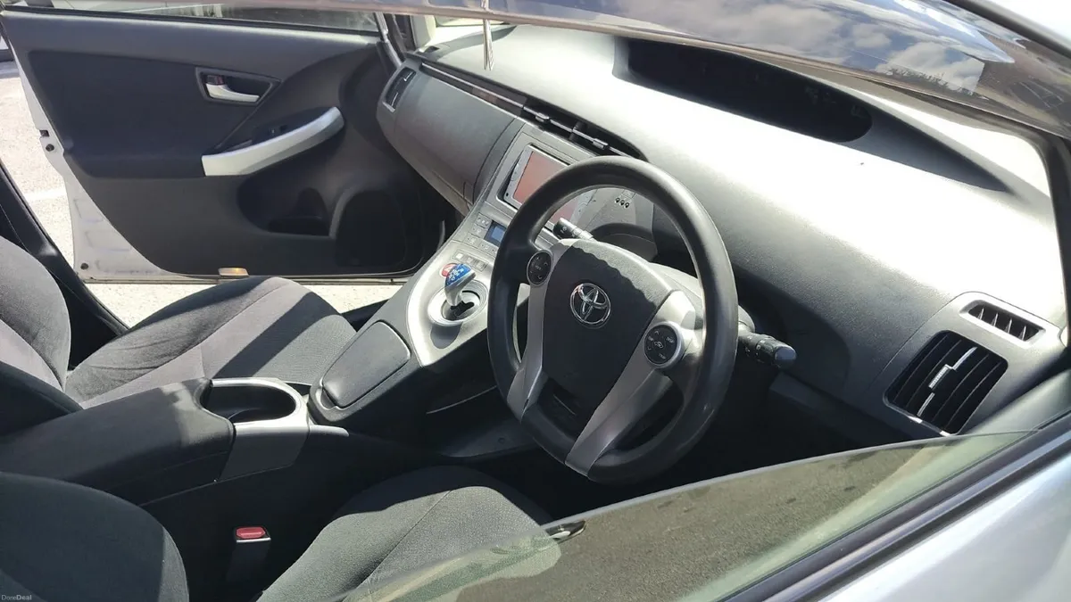 Toyota Prius 2015 "Fresh NCT till Nov 2027" - Image 4