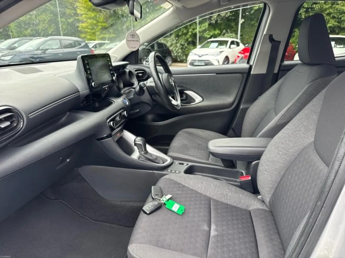 Toyota Yaris YARIS HYBRID LUNA SPORT - Image 6