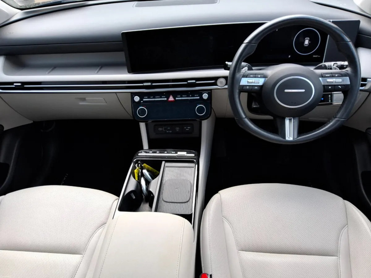 Hyundai Tucson PLATINUM PHEV ** MEGA SPEC ** - Image 5