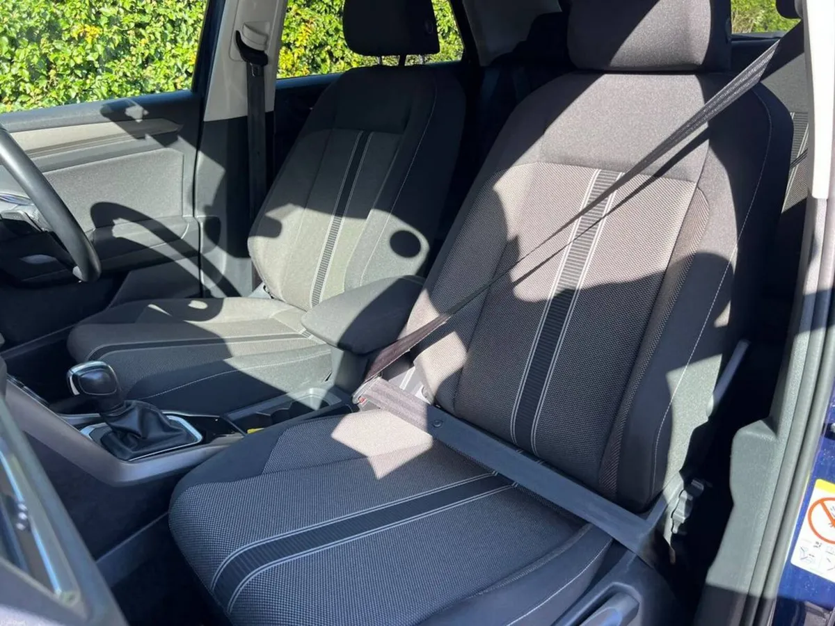 Volkswagen T-Roc DESIGN 2.0 TDI AUTO // APPLE CARP - Image 6