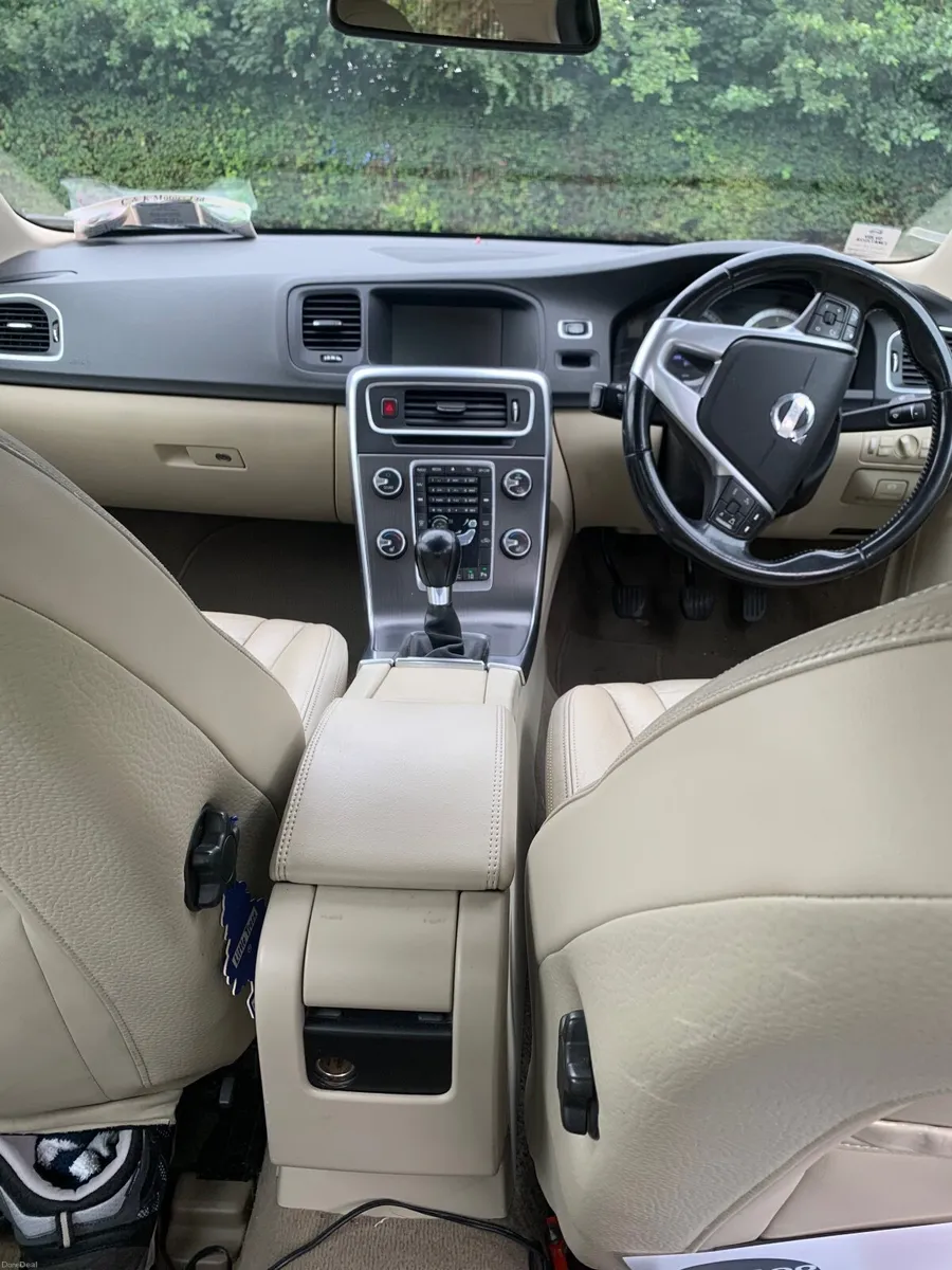 Volvo S60  D3 SE LUX 2010 2 l  Diesel  Manual - Image 2