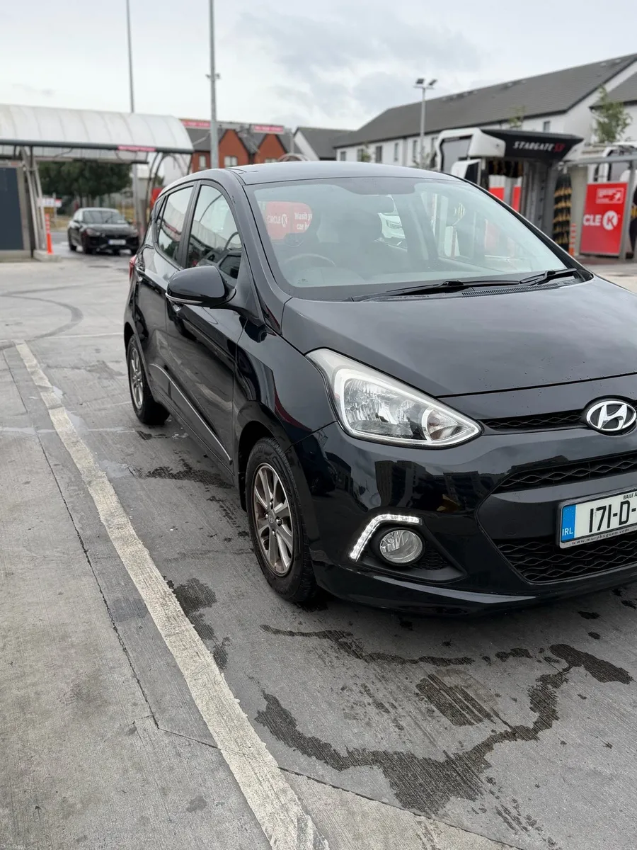 Hyundai i10 Deluxe 4DR - Image 2