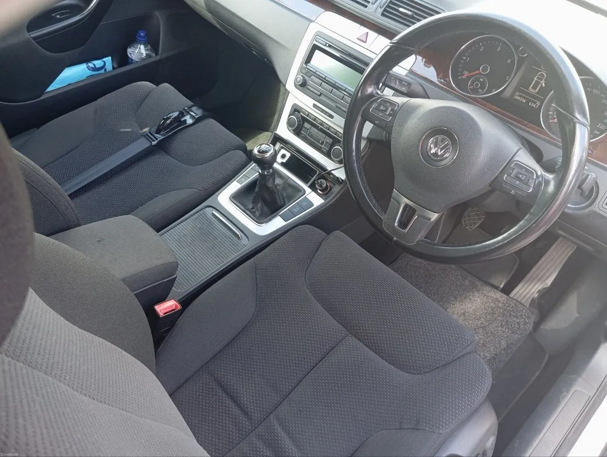 Volkswagen Passat 2010 - Image 2