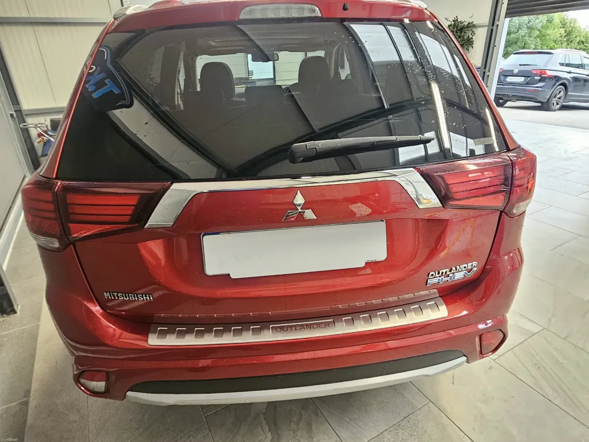 17 MITSUBISHI OUTLANDER HYBRID 4WD - Image 6