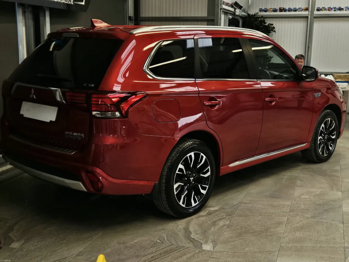 17 MITSUBISHI OUTLANDER HYBRID 4WD - Image 2