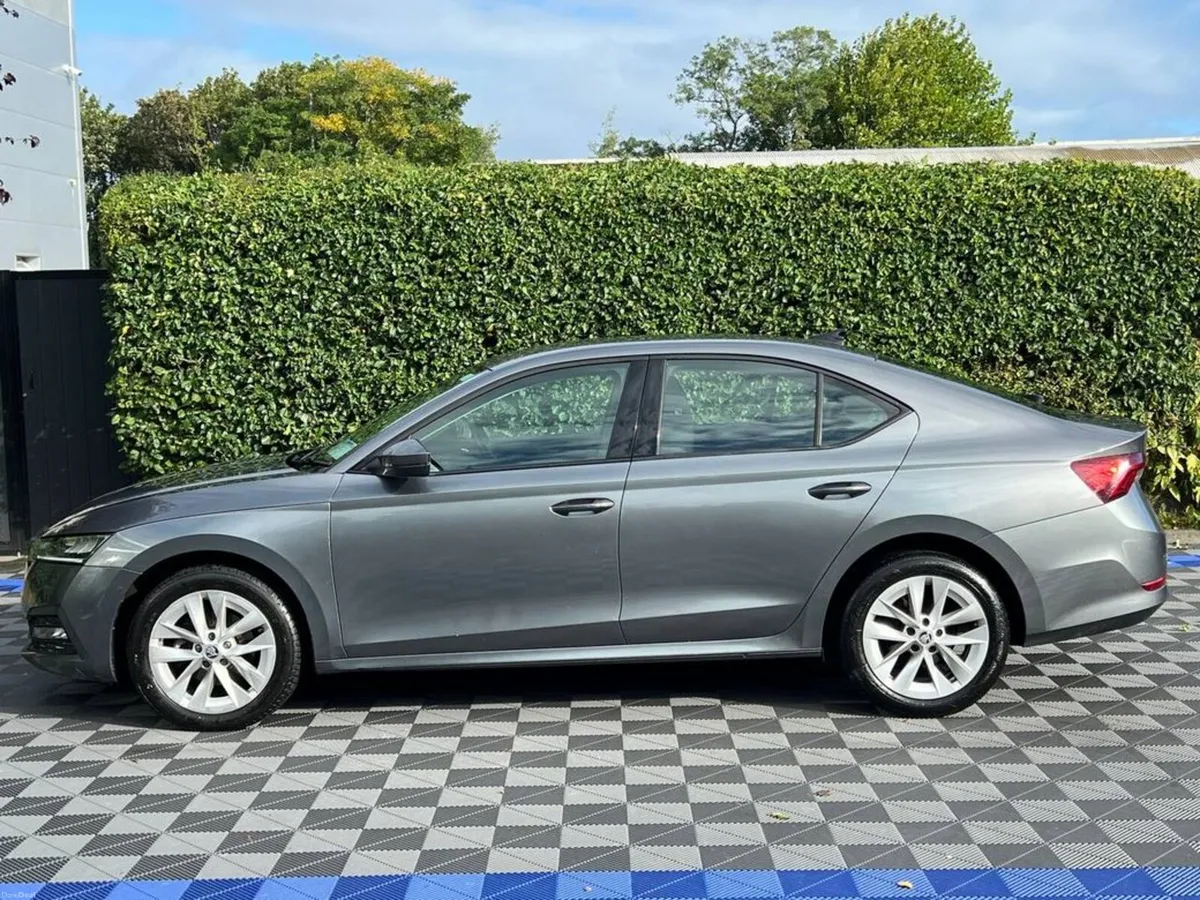 Skoda Octavia AMBITION 2.0 TDI // APPLE CARPLAY/AN - Image 3