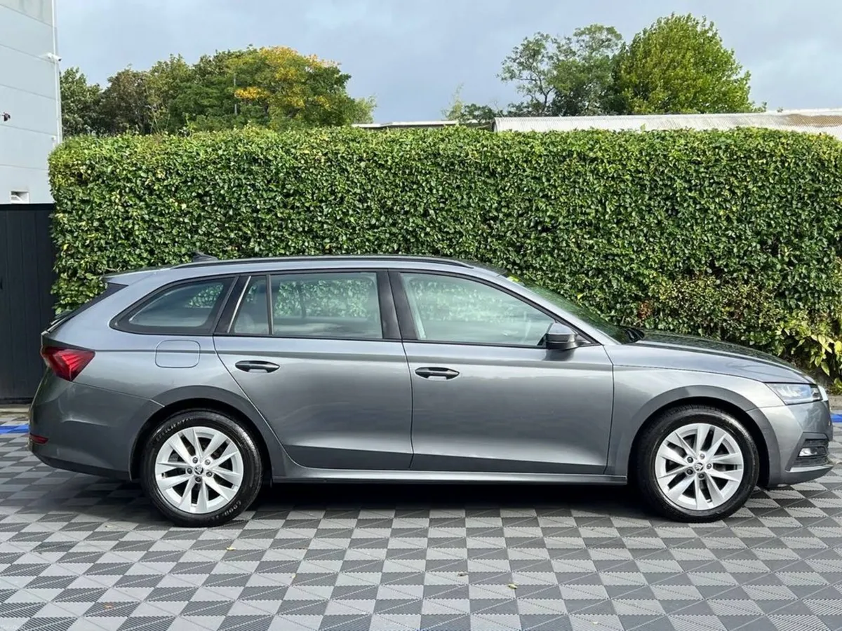Skoda Octavia ESTATE AMBITION 2.0 TDI // CRUISE CO - Image 2