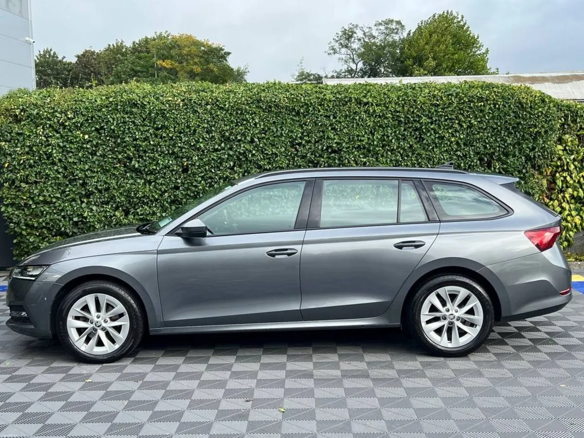Skoda Octavia ESTATE AMBITION 2.0 TDI // CRUISE CO - Image 3