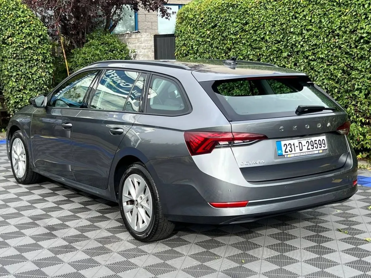Skoda Octavia ESTATE AMBITION 2.0 TDI // CRUISE CO - Image 5