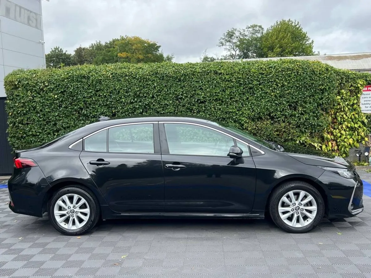 Toyota Corolla LUNA 1.8 HYBRID AUTO // DIGITAL CLU - Image 2