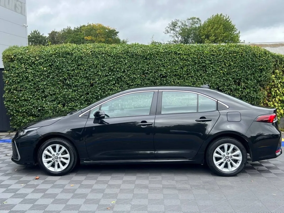 Toyota Corolla LUNA 1.8 HYBRID AUTO // DIGITAL CLU - Image 3