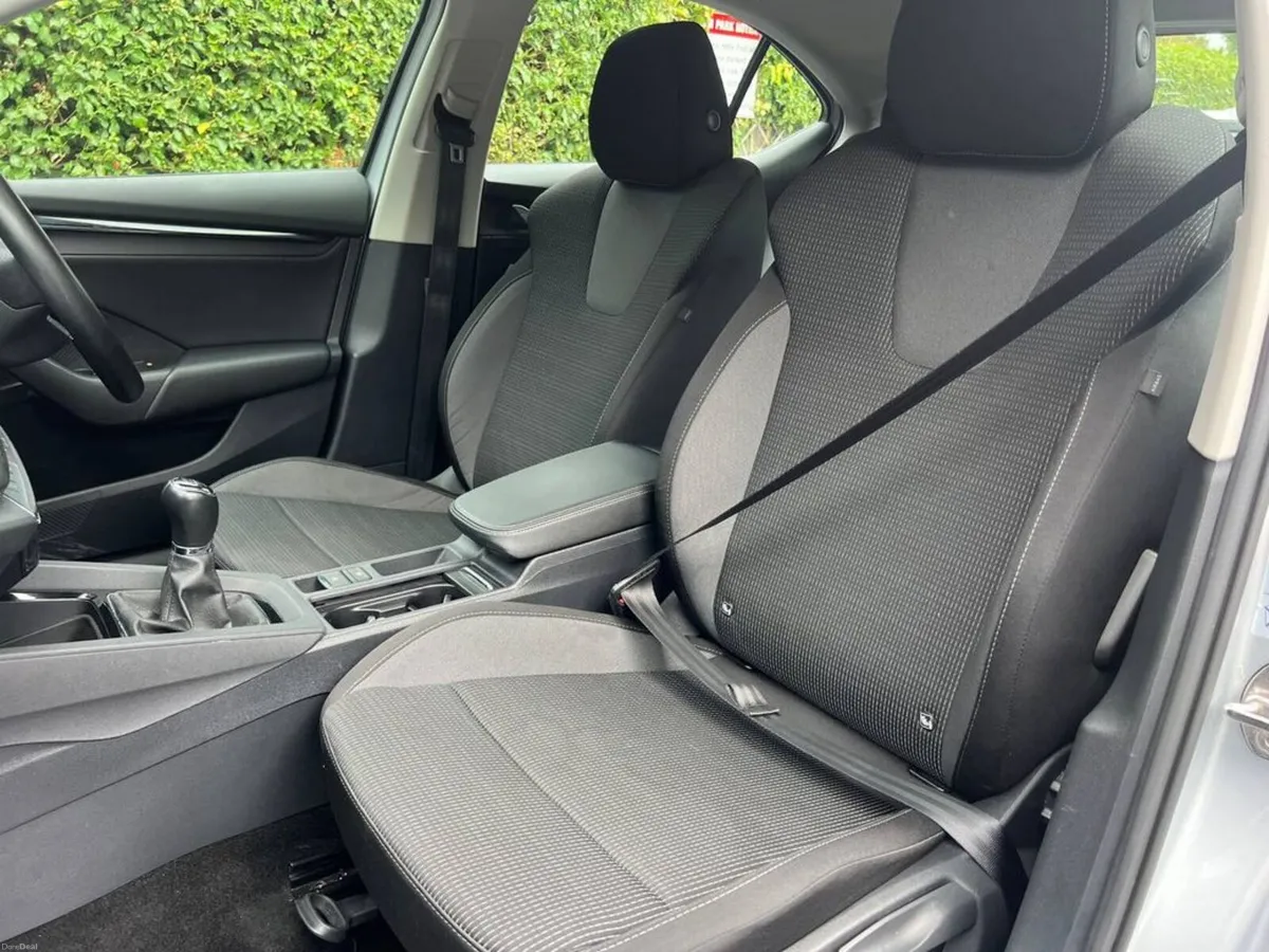 Skoda Octavia AMBITION 2.0 TDI // CRUISE CONTROL / - Image 6