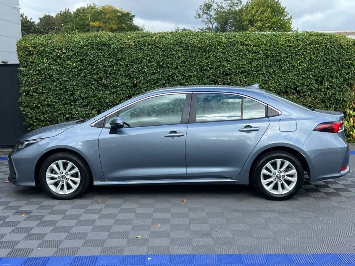 Toyota Corolla LUNA 1.8 HYBRID AUTO // VERY LOW MI - Image 3