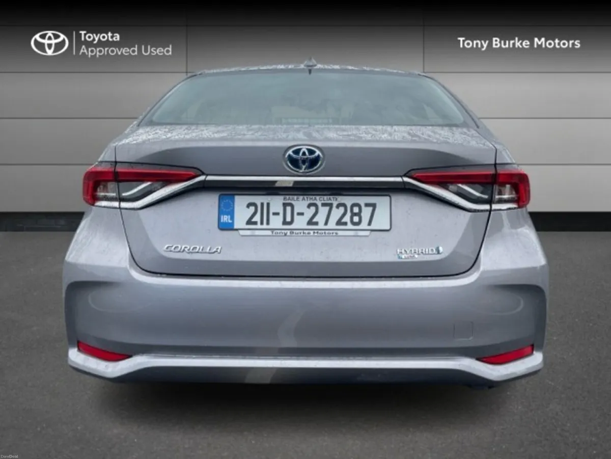 Toyota Corolla Saloon - Luna Edition - 1.8 Hybrid - Image 6