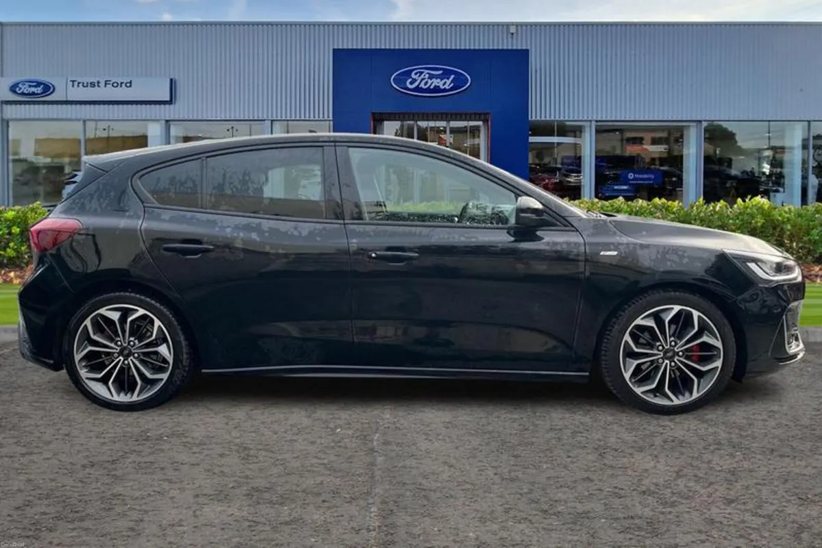 Ford Focus 1.5 EcoBlue ST-Line Vignale 5dr Auto - Image 3