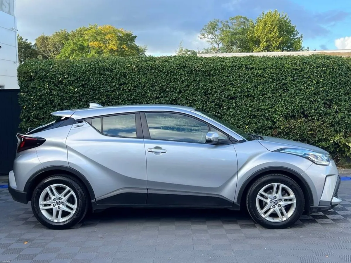 Toyota C-HR 1.8 HYBRID AUTO // 17" ALLOYS // SERVI - Image 2