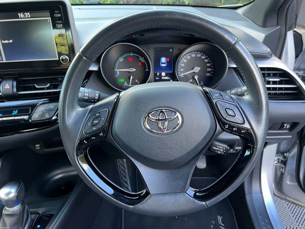 Toyota C-HR 1.8 HYBRID AUTO // 17" ALLOYS // SERVI - Image 4