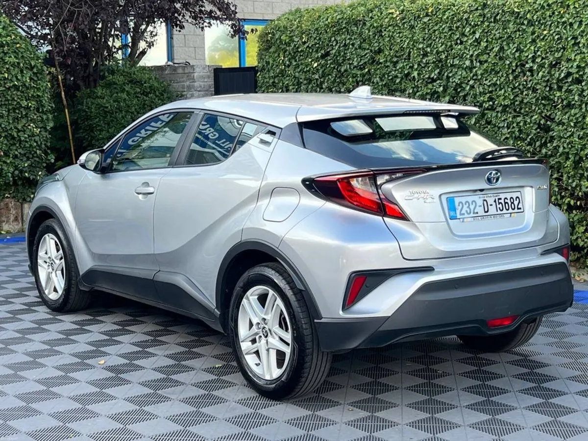 Toyota C-HR 1.8 HYBRID AUTO // 17" ALLOYS // SERVI - Image 5
