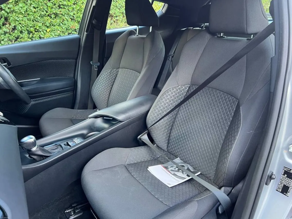 Toyota C-HR 1.8 HYBRID AUTO // 17" ALLOYS // SERVI - Image 6