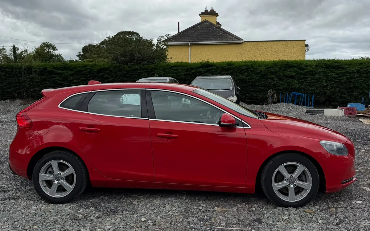 Volvo V40 1.6 Petrol Automatic - Image 3