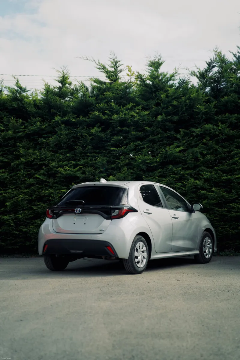 Toyota Yaris 1.5 Hybrid 2022 | Stylish & Efficient - Image 3
