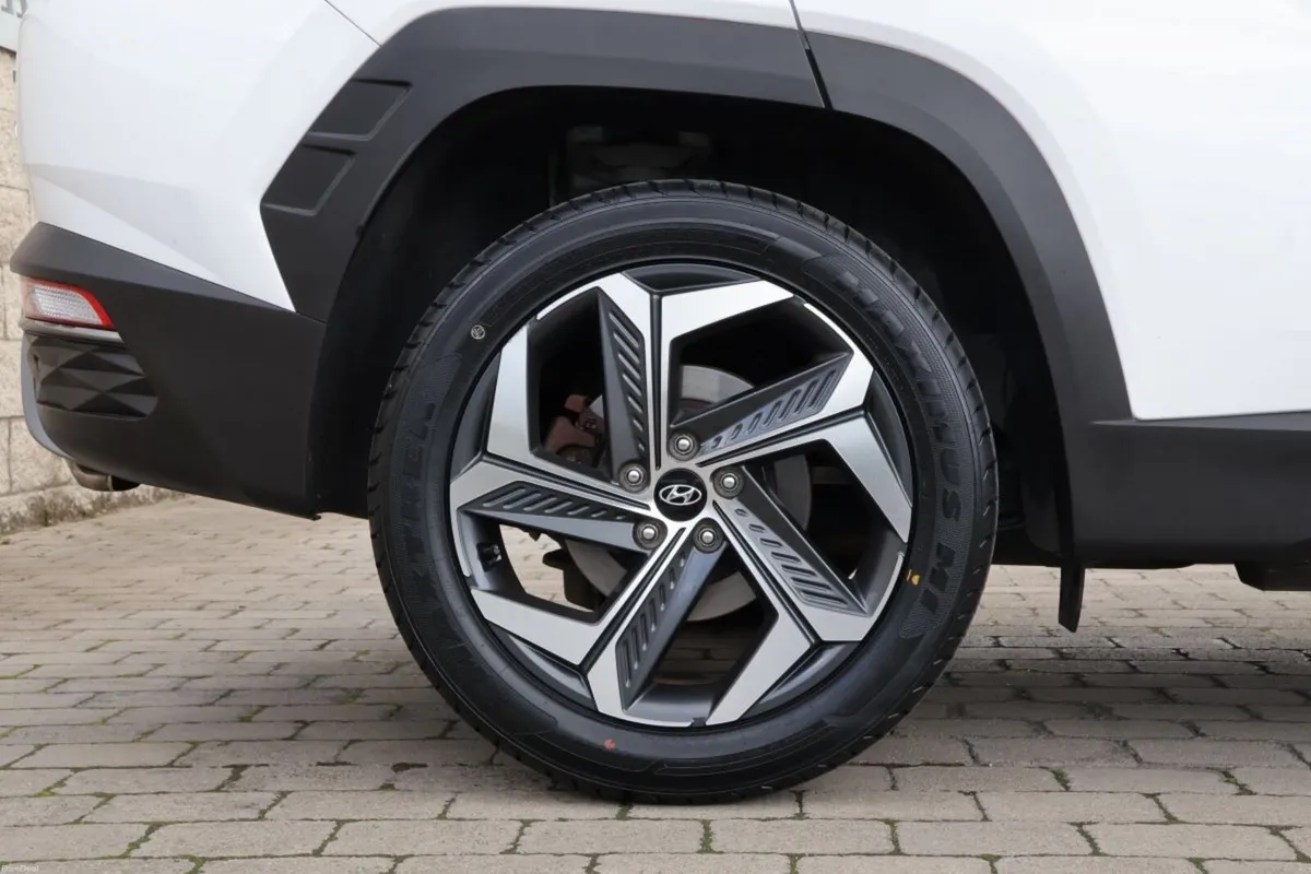 Hyundai Tucson 2WD Executive Plus HEV STG Auto - Image 3