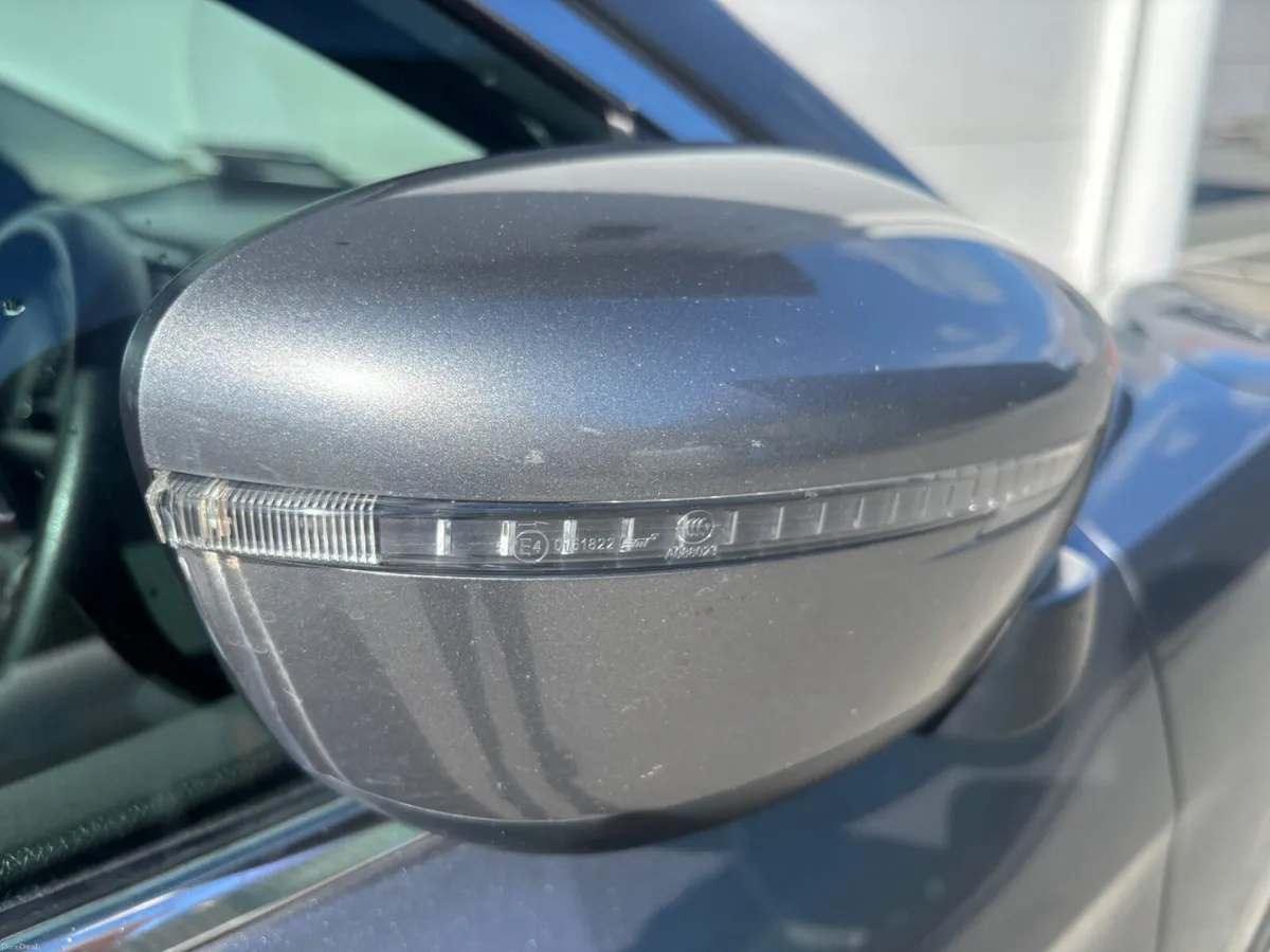 2019 NISSAN QASHQAI SV 1.2i FSH LOW KMS - Image 4