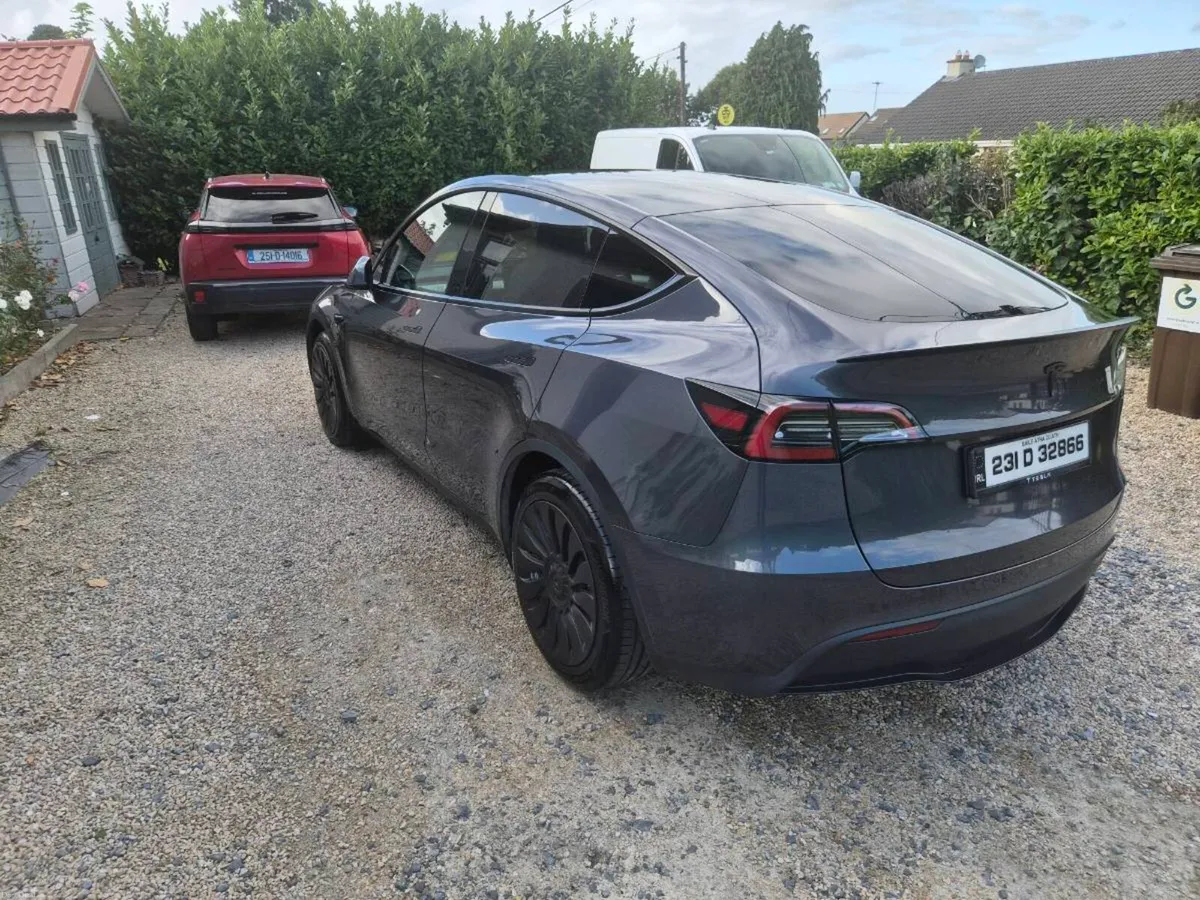 Tesla model Y 2023 - Image 3
