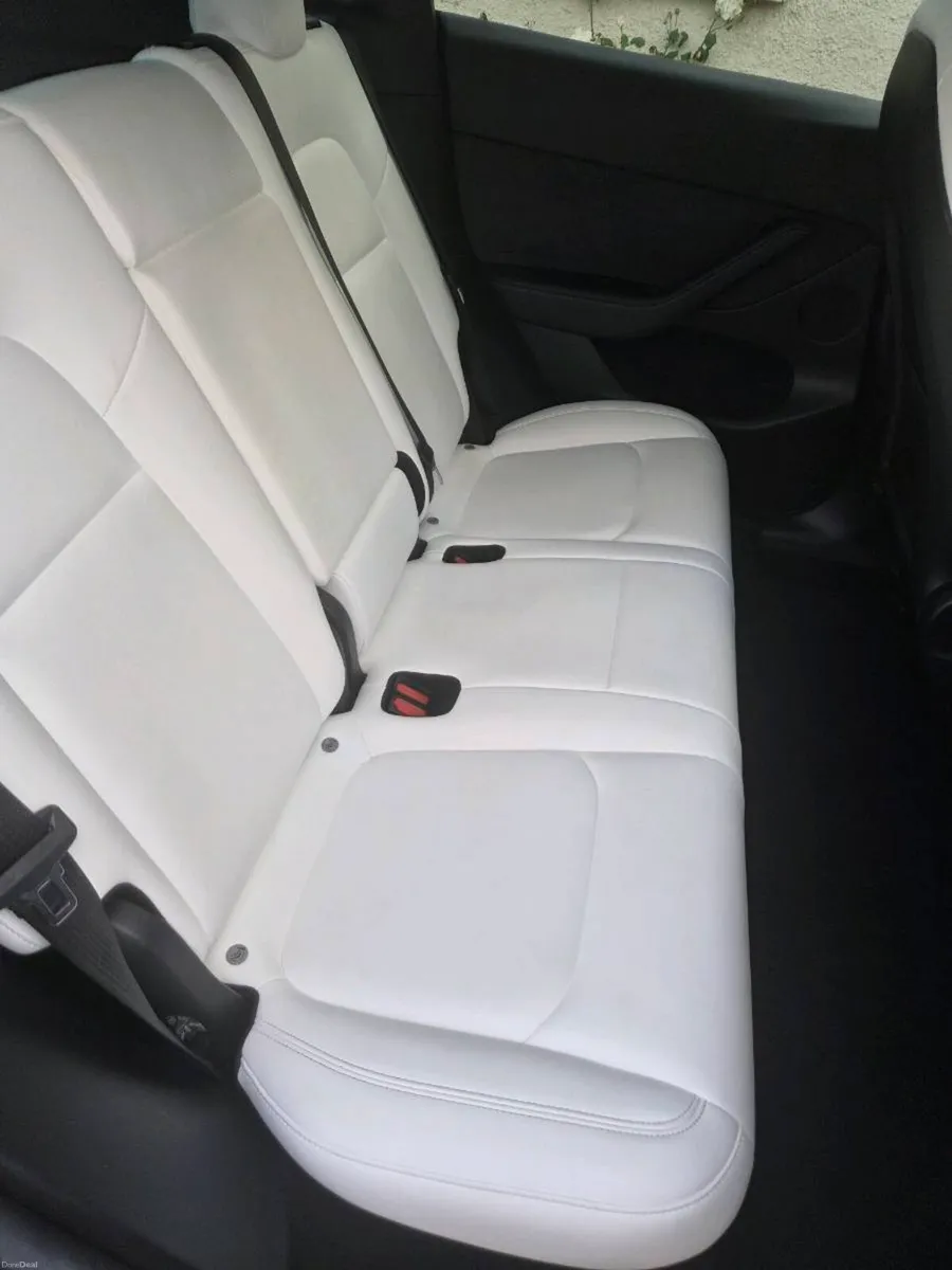 Tesla model Y 2023 - Image 5