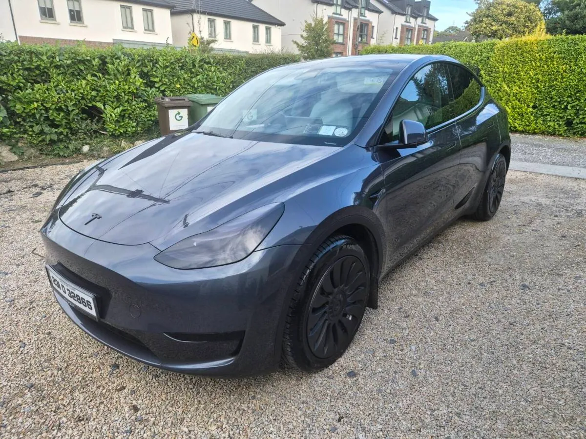 Tesla model Y 2023 - Image 2