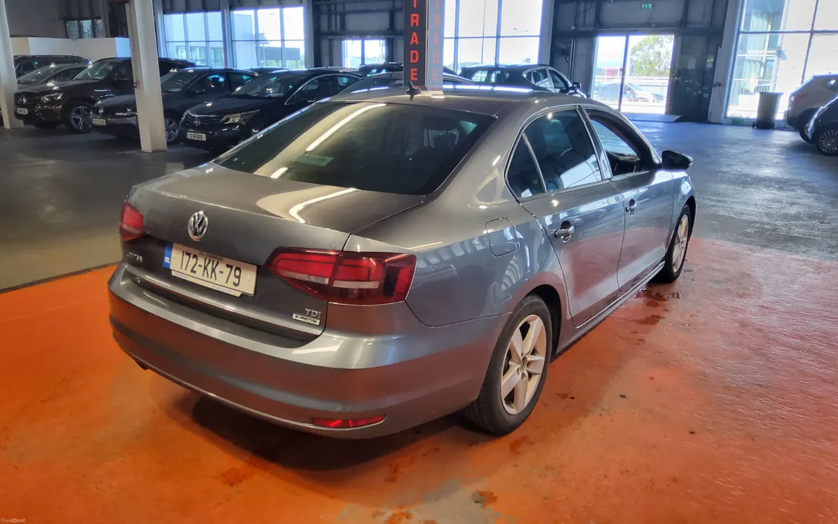Volkswagen Jetta 2017 - Image 2
