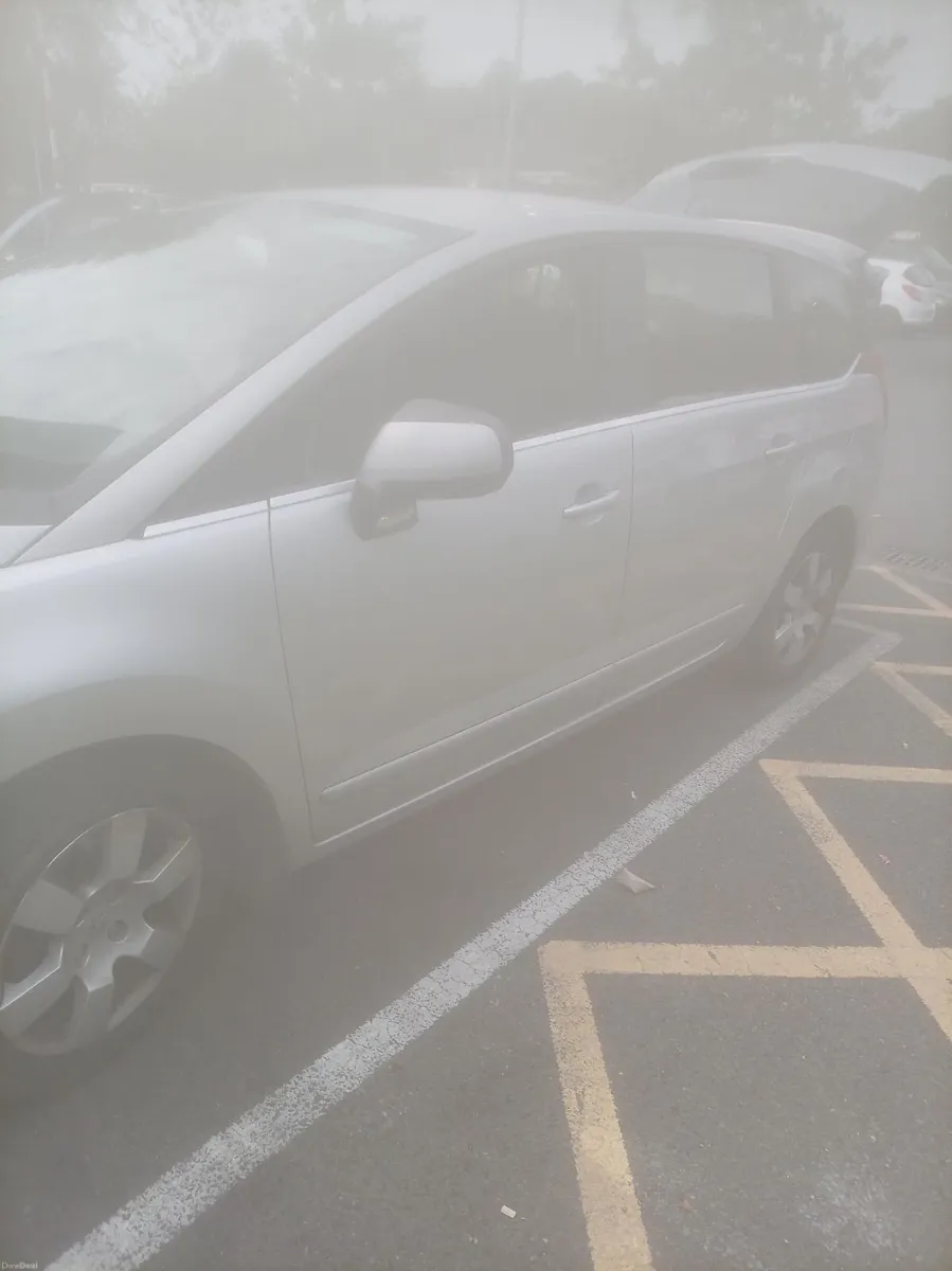 Peugeot 5008 2010 - Image 1