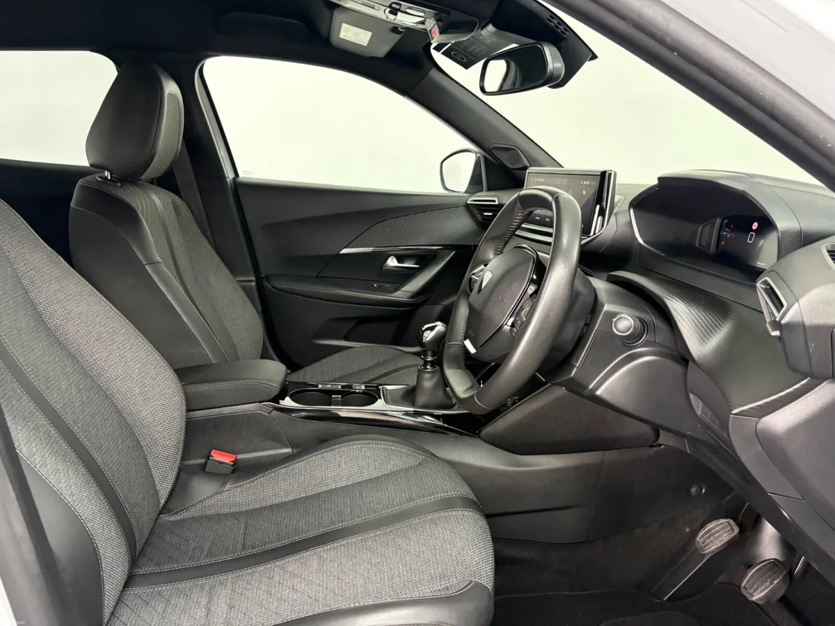 Peugeot 2008 Allure 1.2 2024 - Image 2